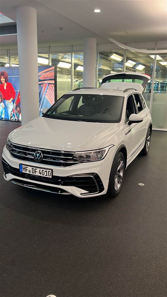 Weißes Volkswagen Fahrschulfahrzeug von DU FÄHRST