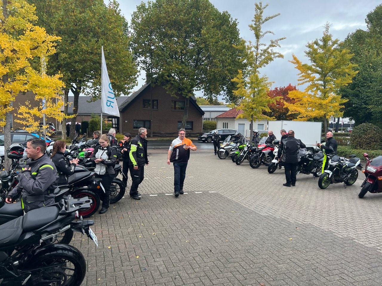 Teilnehmer einer DU FÄHRST Motorradausbildung mit ihren Motorrädern