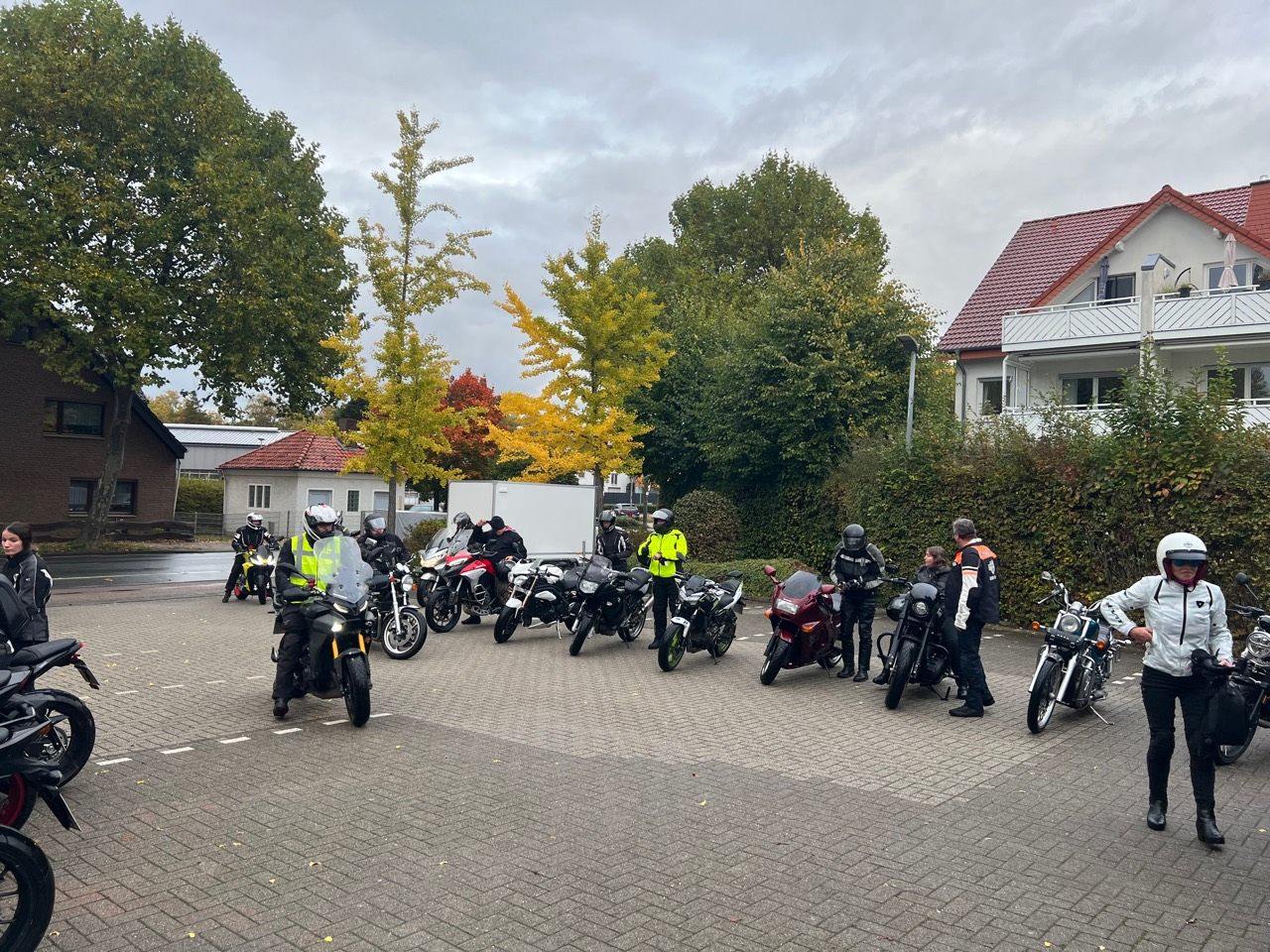Motorradgruppe bei einer praktischen Veranstaltung von DU FÄHRST