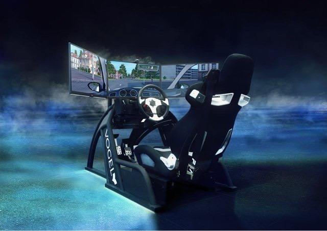 Fahrsimulator mit Sitz, Lenkrad, Pedalen und drei Bildschirmen bei DU FÄHRST