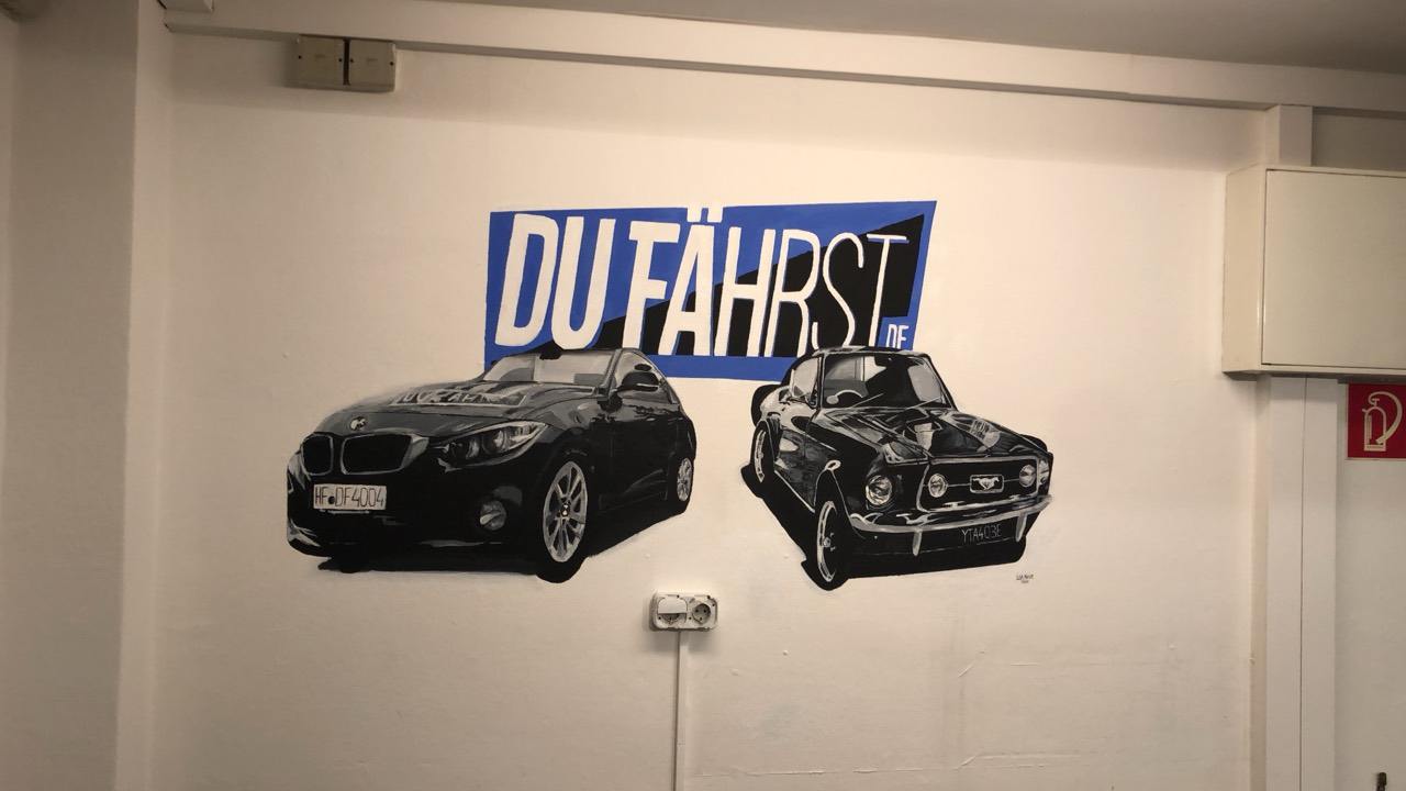 DU FÄHRST Wandgestaltung mit Fahrschulfahrzeugen