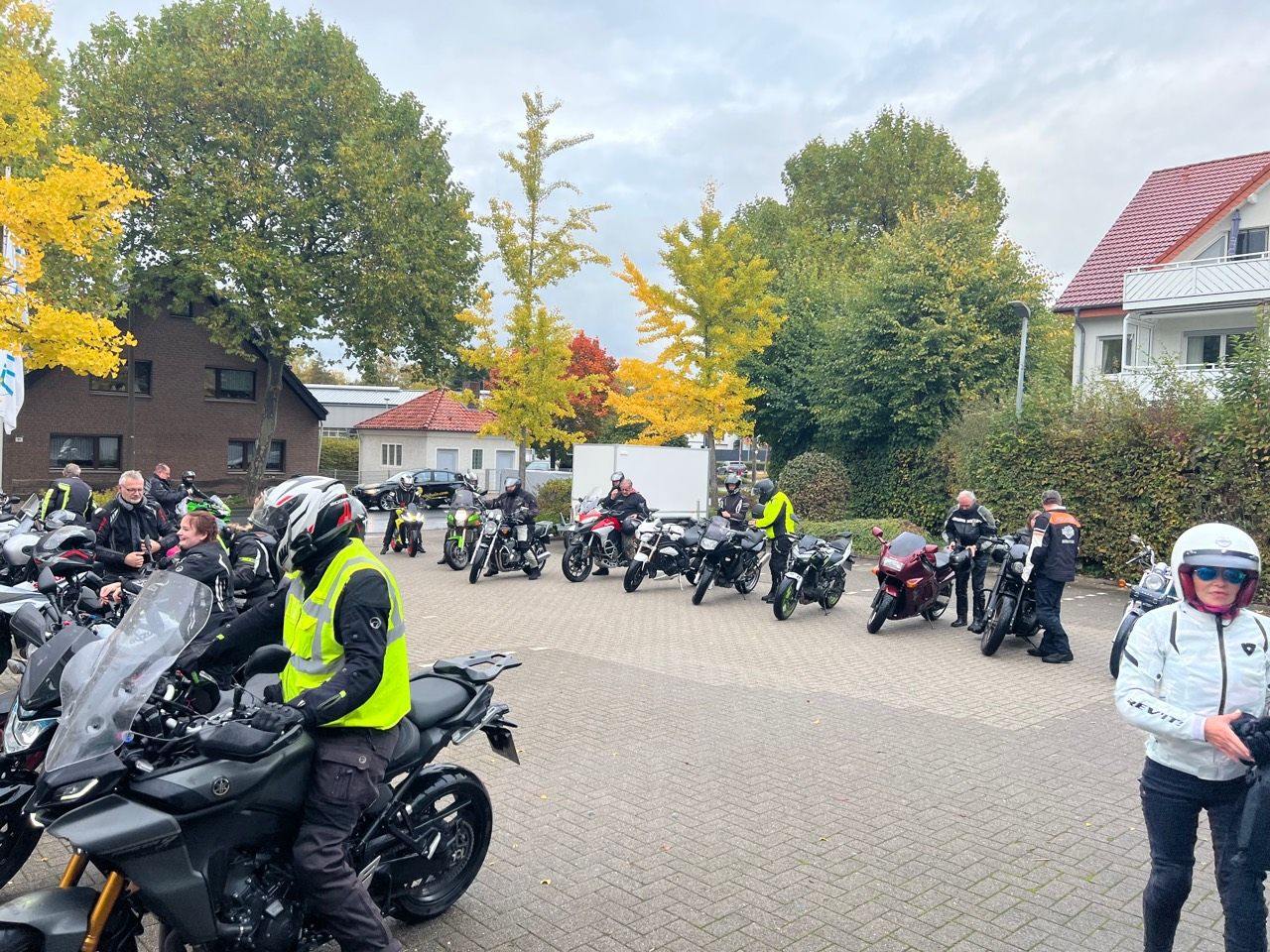 Motorradfahrer und Motorräder bei einer gemeinsamen DU FÄHRST Ausfahrt